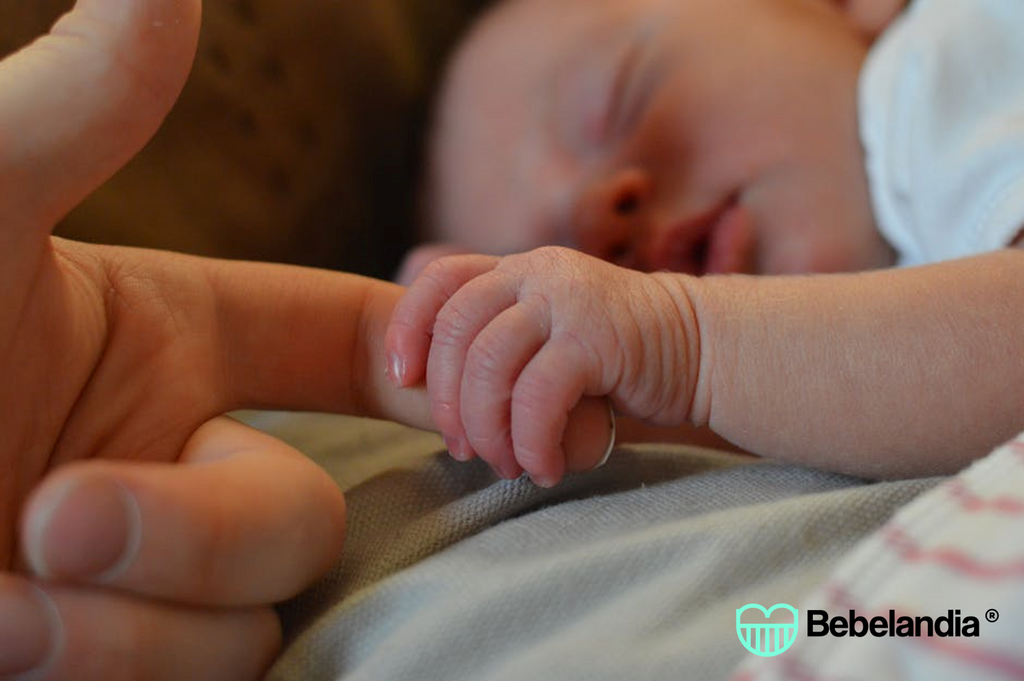 EN QUÉ MOMENTO DESCANSAR CON BEBÉ EN CASA