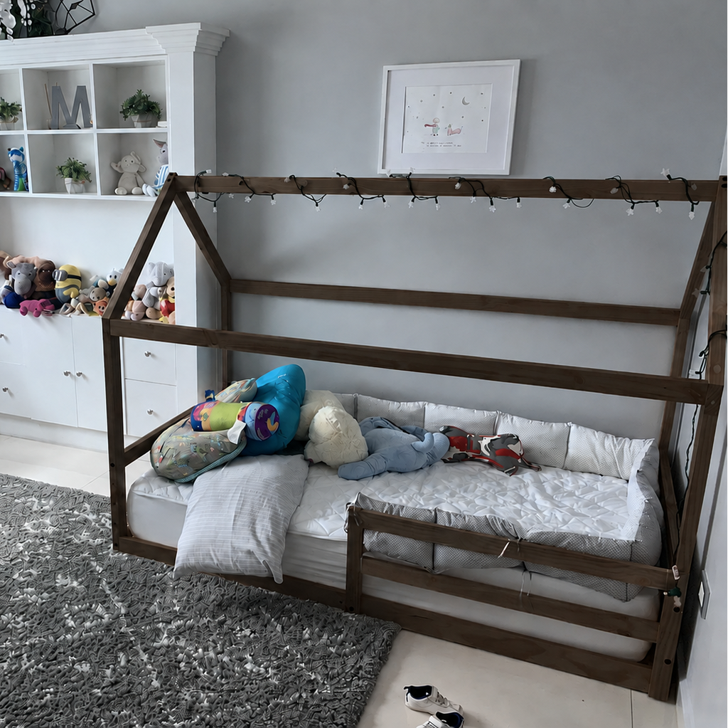 Cama montessori con casita de madera color moka en habitación