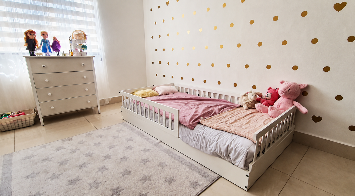Cama montessori de madera tamaño individual en habitación clara