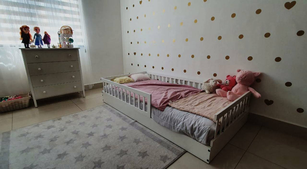 Cama montessori de madera para niño y niña en color blanco