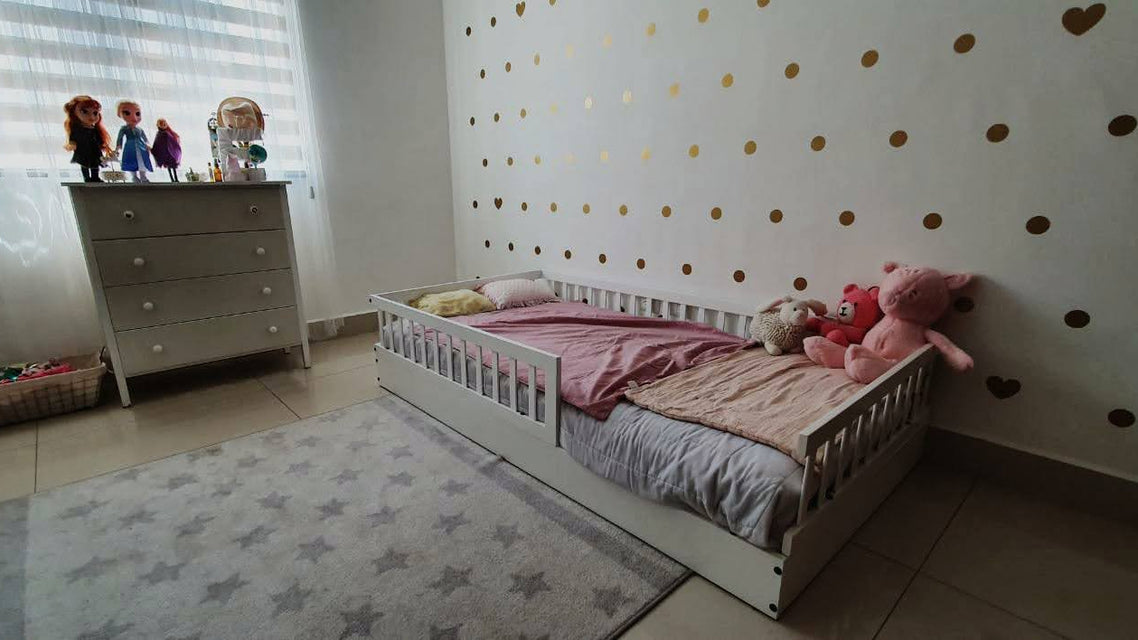 Cama montessori de madera para niño y niña en color blanco