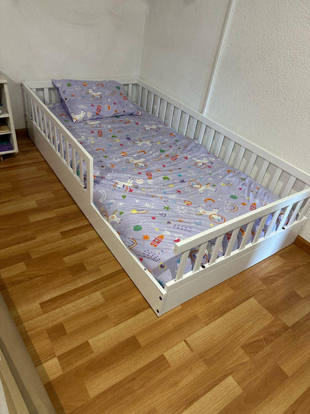 Cama montessori de madera para niño y niña en color blanco