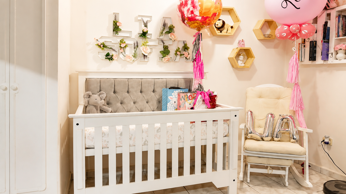Cuna convertible Amali en color blanco con respaldo capitoneado gris