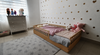 Cama Individual Montessori de madera baja al piso, vista adicional del diseño con barandales