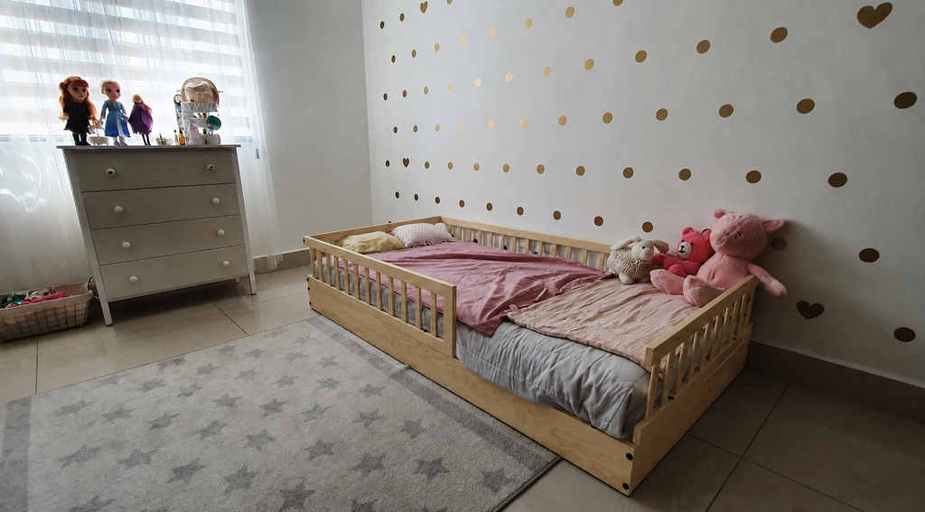 Cama Individual Montessori de madera baja al piso, vista adicional del diseño con barandales