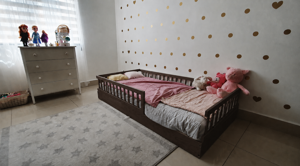 Cama Individual Montessori de madera baja al piso, vista adicional del diseño con barandales