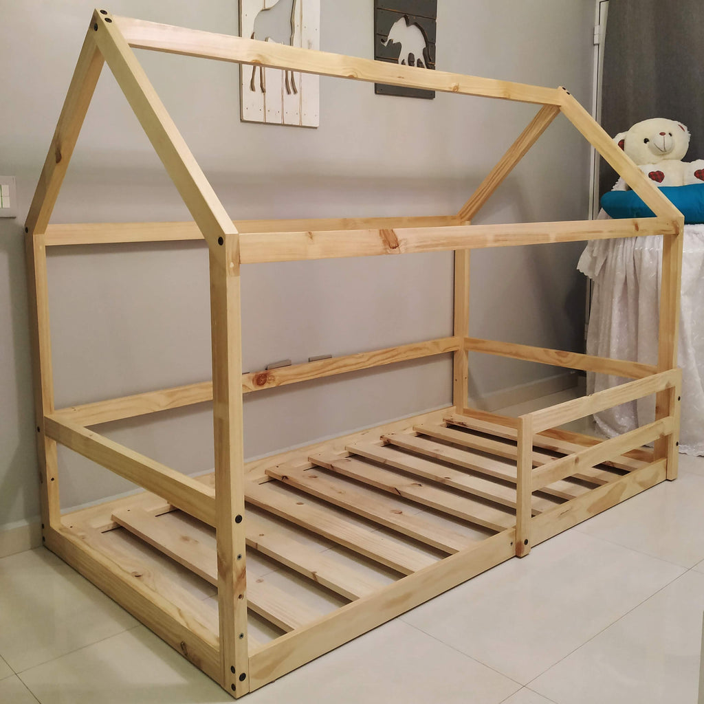 Cama montessori individual con forma de casita  de madera natural para niño y niña