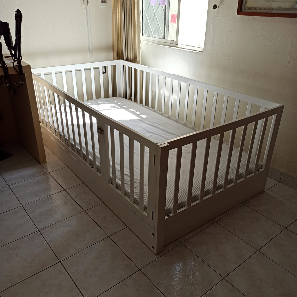 Cama montessori para niño, individual, de madera con puerta y barandal