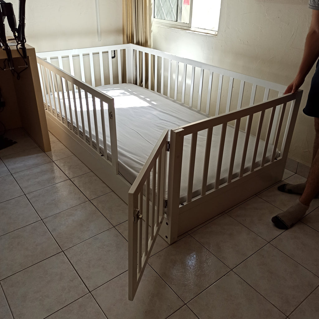 Cama montessori para niño, individual, de madera con puerta y barandal