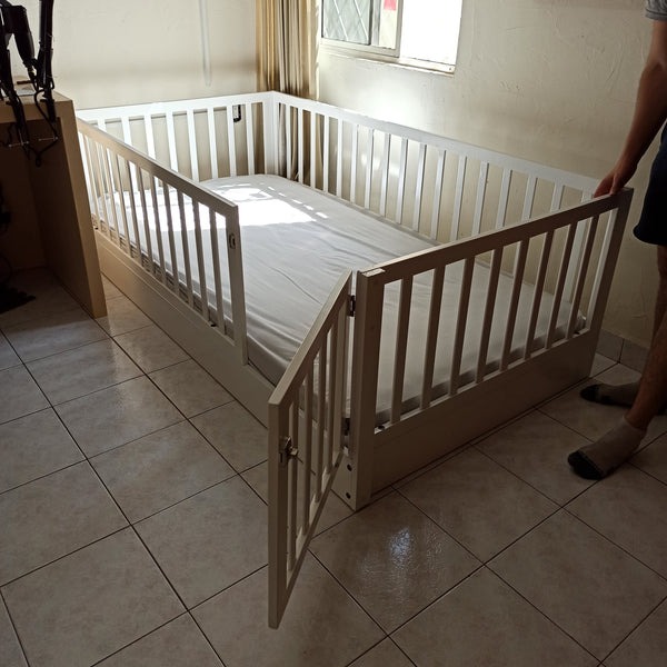Cama montessori para niño, individual, de madera con puerta y barandal