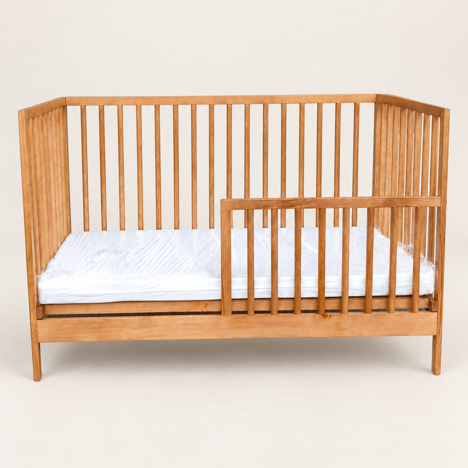 Medio barandal de madera para cunas Judi y Victoria en acabado nuez, vista frontal