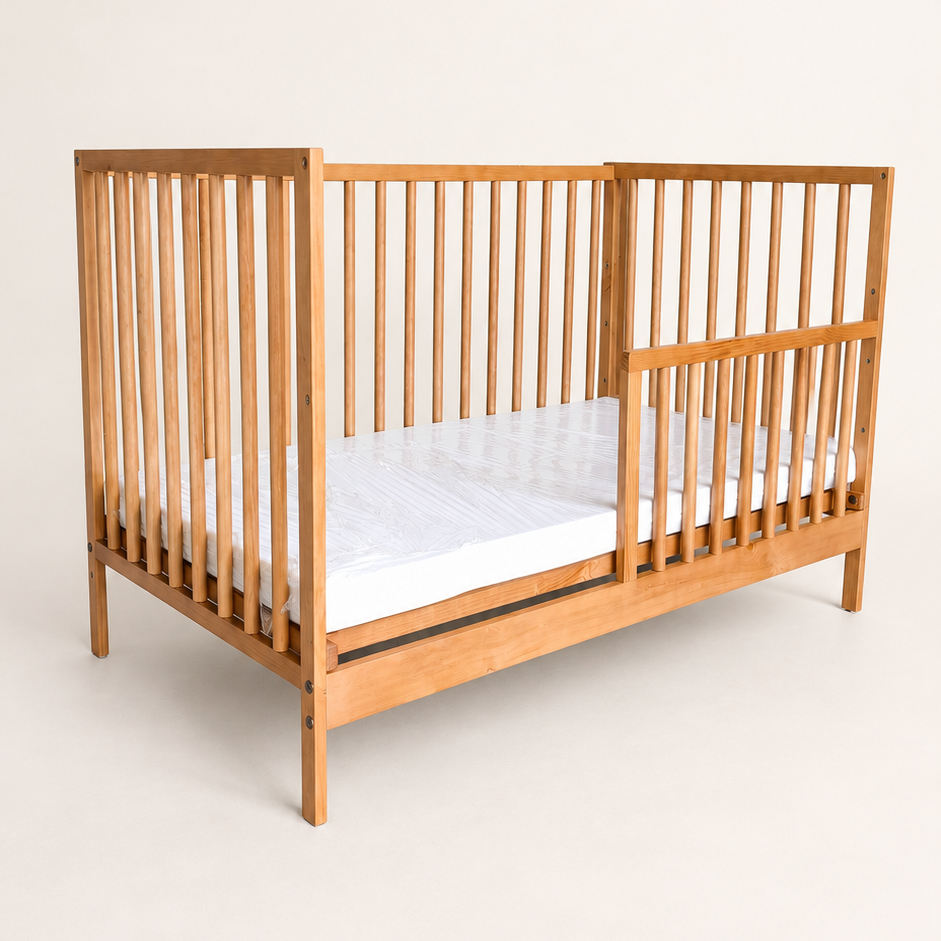 Cuna Judi con medio barandal de madera en acabado nuez, vista lateral izquierda