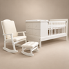 Paquete Cama-Cuna Tempo blanca con mecedora y taburete sobre fondo neutro