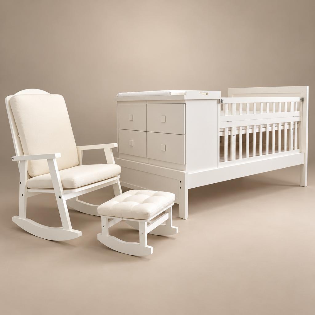 Paquete Cama-Cuna Tempo blanca con mecedora y taburete sobre fondo neutro