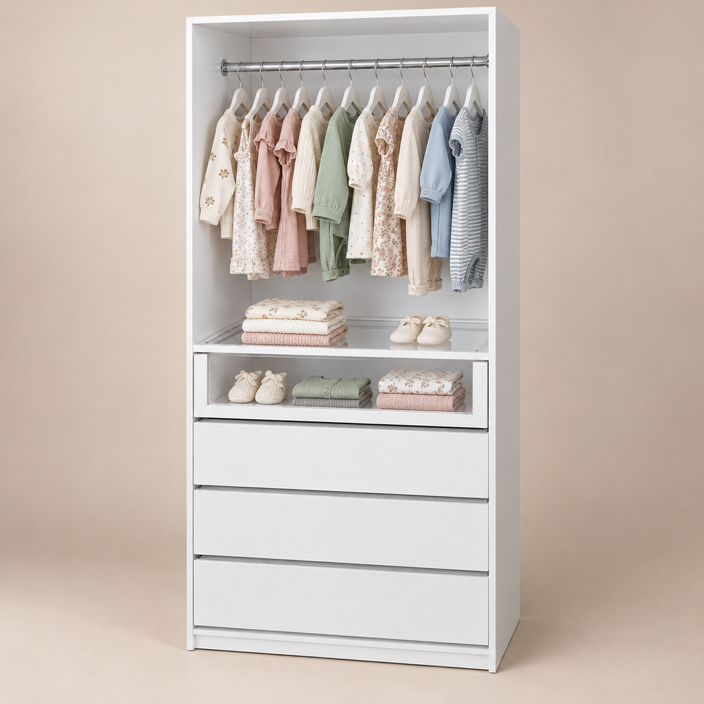 Ropero Vertical M750 blanco organizado con ropa y accesorios de bebé