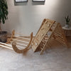 Triángulo de Pikler de madera con balancín y rampa, vista adicional