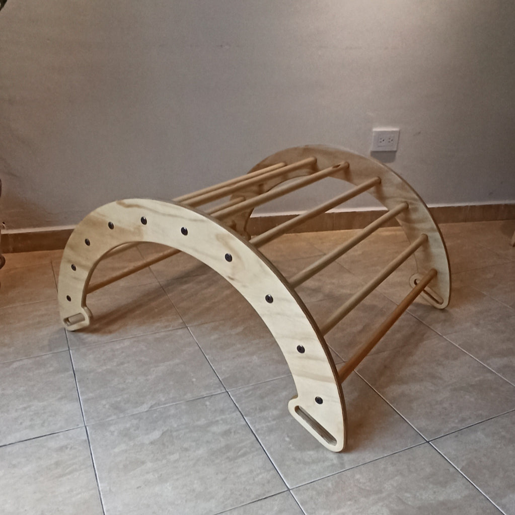 Triángulo de Pikler con balancín de madera, vista adicional