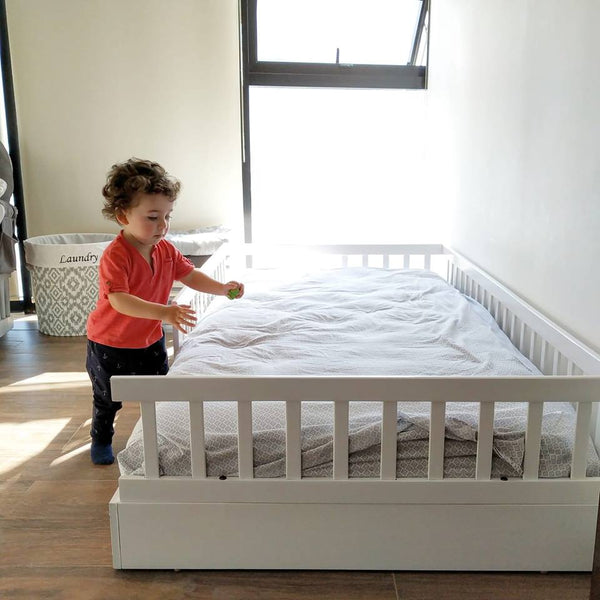 Cama montessori de madera para niño y niña en color blanco