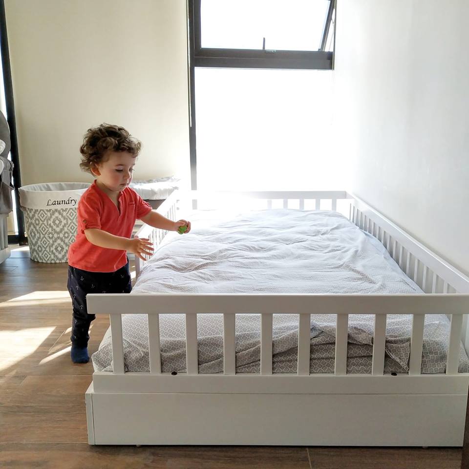 Cama montessori de madera para niño y niña en color blanco