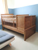 Cama Cuna Lugano de Bebelandia en acabado nuez, vista lateral