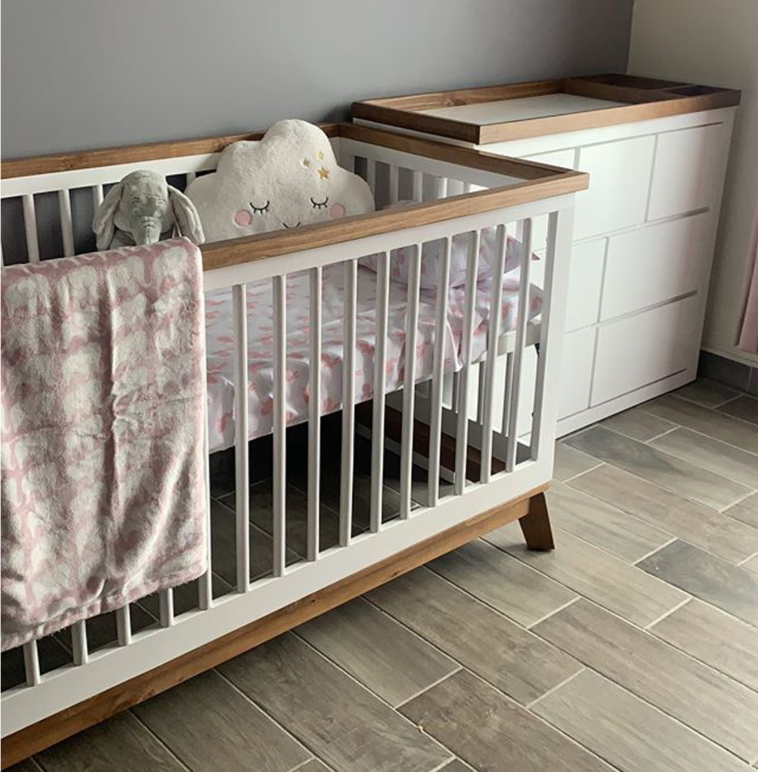 Una habitación con cuna colecho para un bebé recién nacido - El taller de  las cosas bonitas